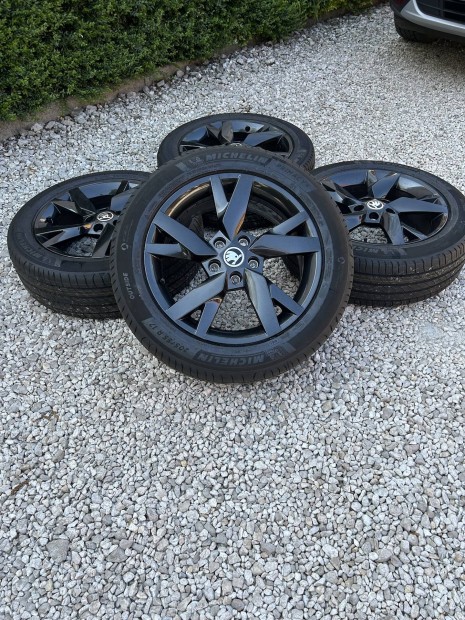 Eladó 5x112 r17 gyári Skoda Octavia 4 alufelni szett nyári gumival!