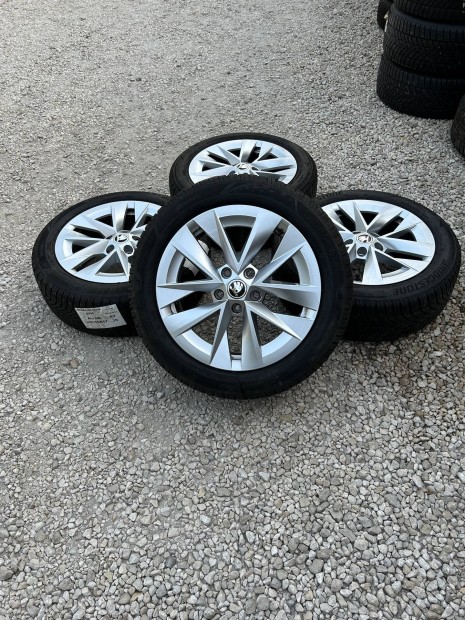 Eladó 5x112 r17 gyári Skoda Octavia 4 alufelni szett téli gumival!