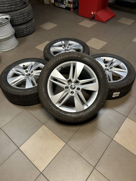 Eladó 5x112 r17 gyári Skoda Superb alufelni szett téli gumival!