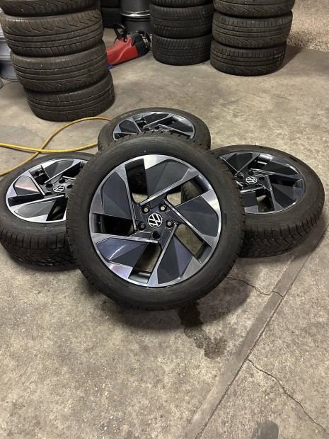 Eladó 5x112 r18 gyári VW ID3 alufelni szett téli gumival!