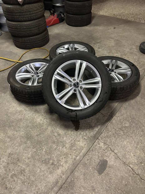 Eladó 5x112 r18 gyári VW Tiguan Sebring alufelni szett téli gumival!