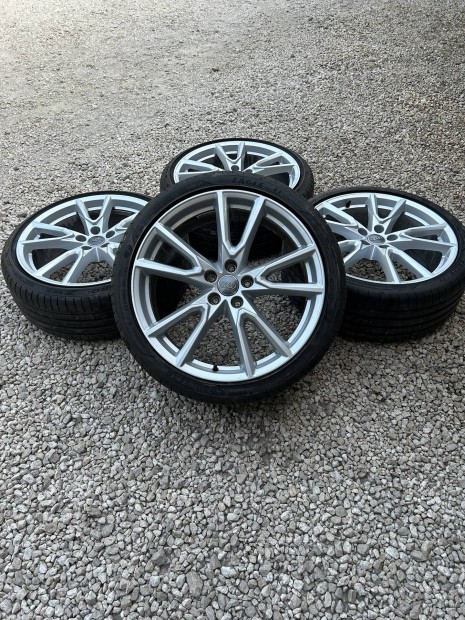 Eladó 5x112 r20 gyári Audi alufelni szett nyári gumival!