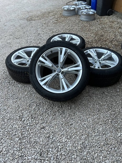 Eladó 5x112 r21 gyári Audi Q8 alufelni szett téli gumival!
