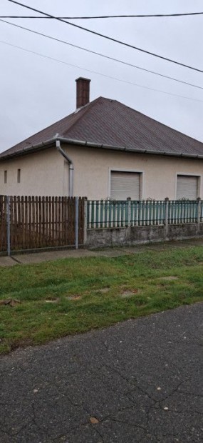 Elad� 60 nm-es Fel�j�tand� Csal�di h�z Balmaz�jv�ros