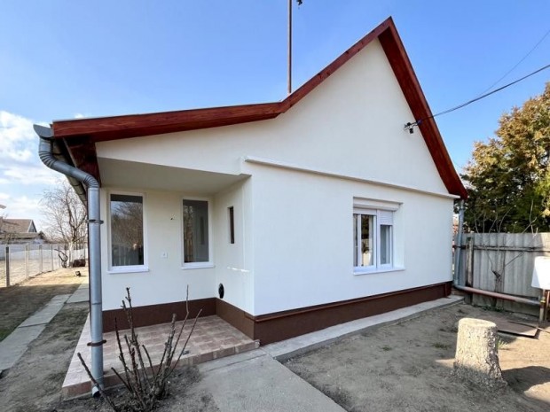 Elad� 60 nm-es Fel�j�tott Csal�di h�z T�pi�bicske