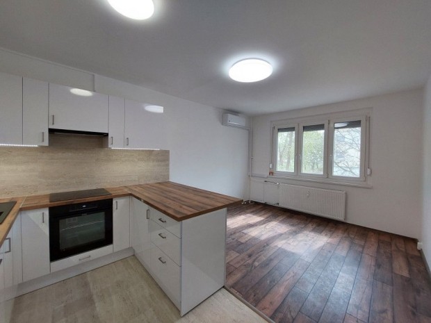 Elad� 60 nm-es Fel�j�tott panel lak�s Szeged Lomnici utca