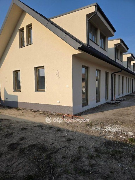 Elad� 60 nm-es lak�s Tura