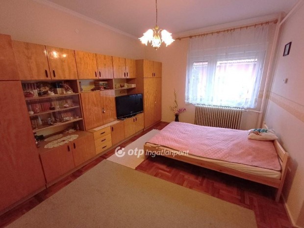 Elad� 61 nm-es h�z Csongr�d