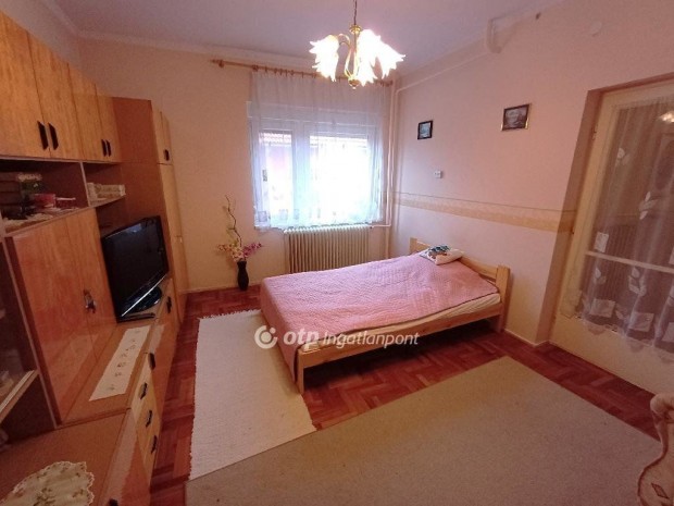 Elad� 61 nm-es h�z Csongr�d