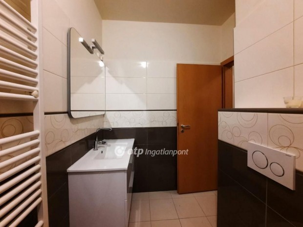 Elad� 61 nm-es lak�s Balaton�sz�d