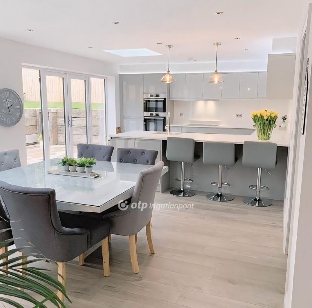 Elad� 61 nm-es lak�s Ny�regyh�za