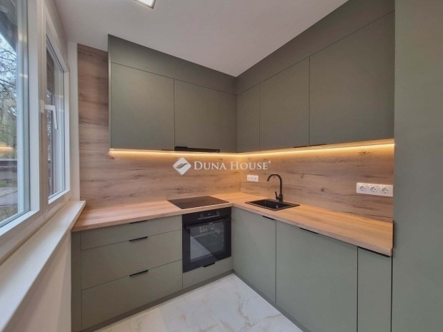 Elad� 61 nm-es lak�s P�cs