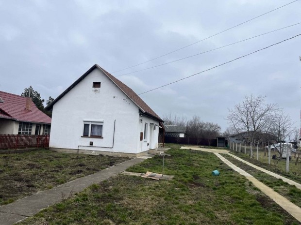 Elad� 62 nm-es Fel�j�tott Csal�di h�z N�dudvar Kissz�l�skert utca 4