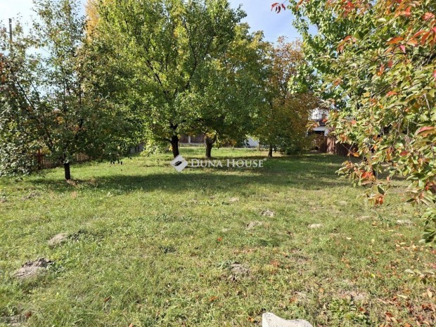 Elad� 630 nm-es telek Sz�kesfeh�rv�r