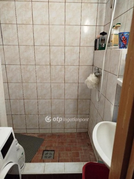 Eladó 64 nm-es lakás Komló