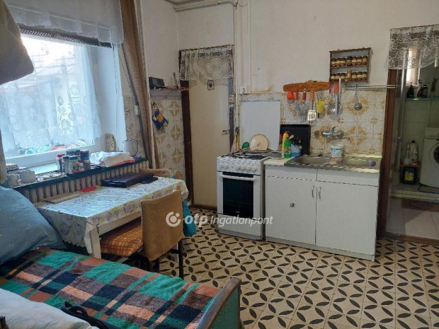 Elad� 64 nm-es lak�s Zirc