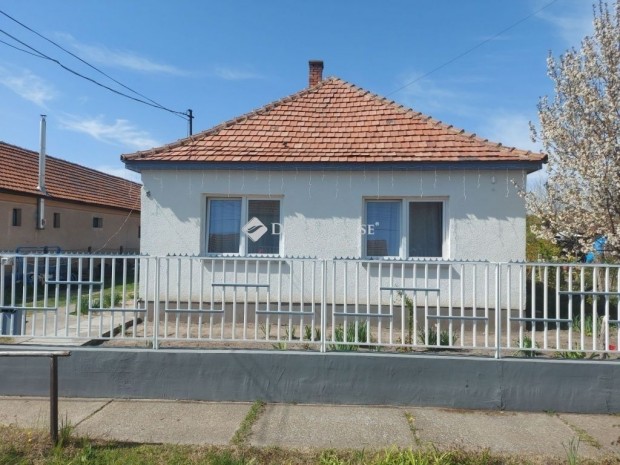 Eladó 65 nm családi ház Izsákon 499 nm telken