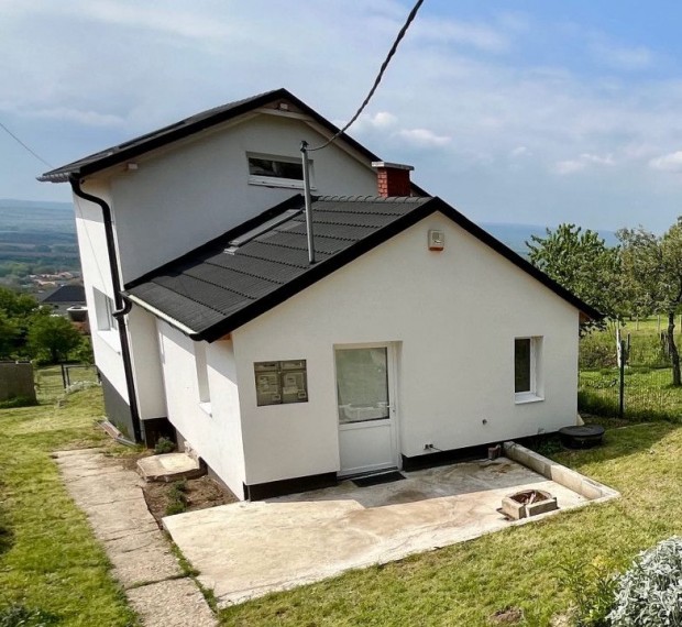 Elad� 65 nm-es Fel�j�tott Csal�di h�z Cs�kak�