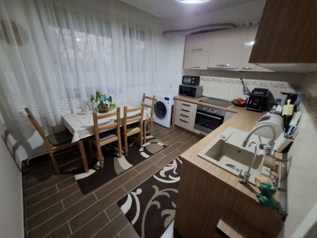 Elad� 65 nm-es Fel�j�tott panel lak�s Hajd�szoboszl�