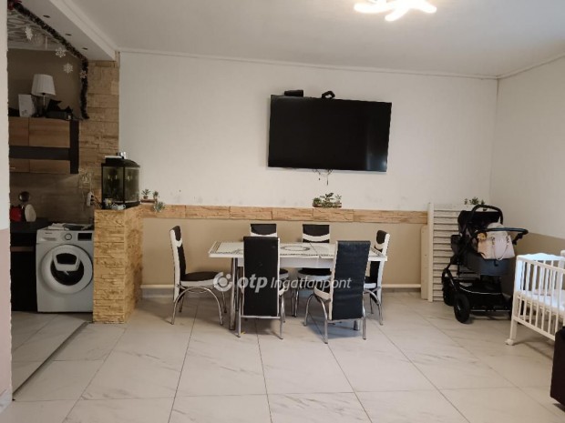 Elad� 65 nm-es h�z Nagyk�ll�