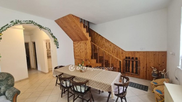 Elad� 66 nm-es h�z Bog�cs