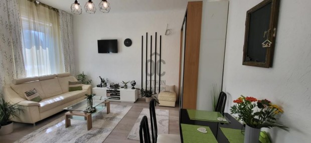 Elad� 66 nm-es h�z Vecs�s