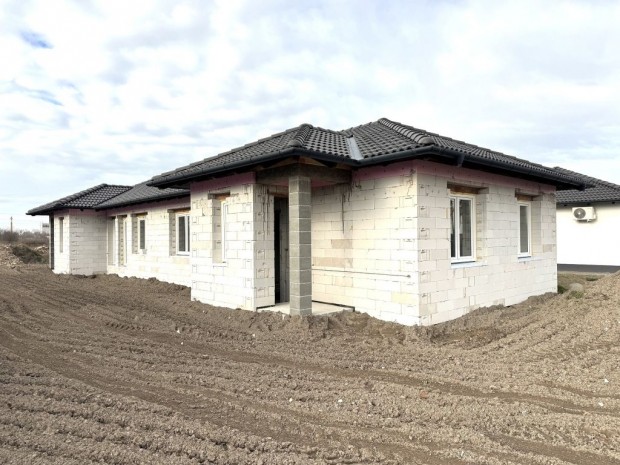 Elad� 66 nm-es lak�s Cegl�d