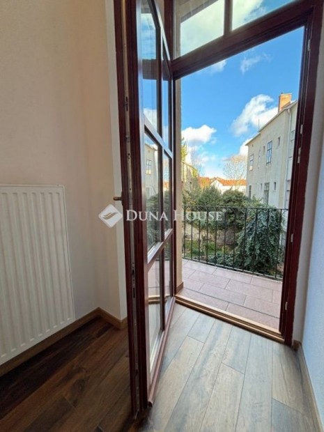 Elad� 66 nm-es lak�s Sopron