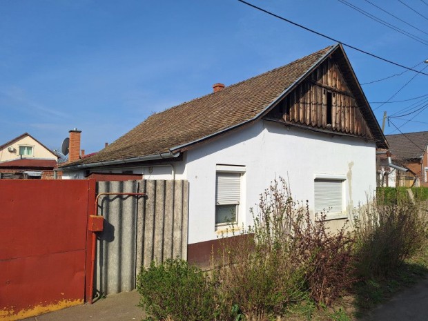 Elad� 67 nm-es Csal�di h�z H�dmez�v�s�rhely Hold utca