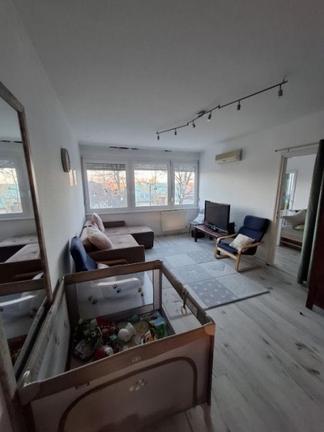 Elad� 67 nm-es Fel�j�tott panel lak�s Hajd�szoboszl�