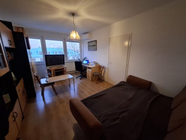 Elad� 67 nm-es K�zepes �llapot� panel lak�s Hajd�szoboszl�