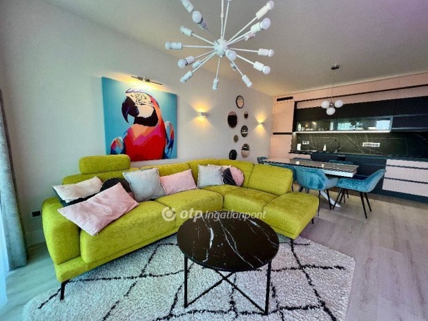 Elad� 67 nm-es lak�s Balatonf�red