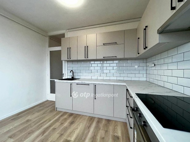 Elad� 67 nm-es lak�s Debrecen