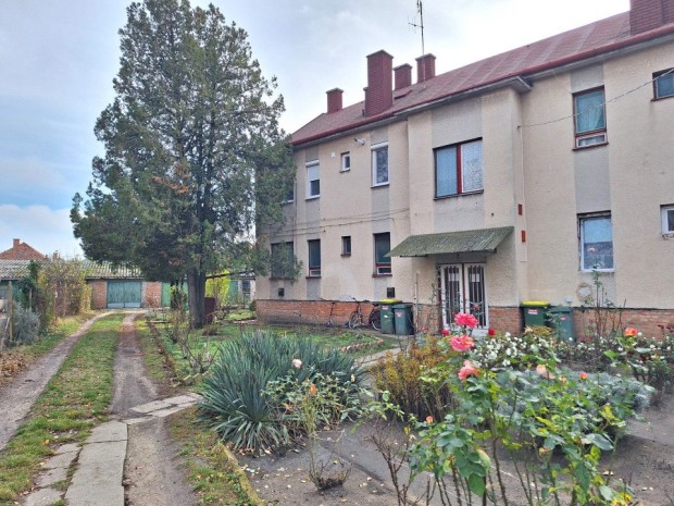 Elad� 68 nm-es Fel�j�tott t�gla lak�s H�dmez�v�s�rhely H�vir�g utca