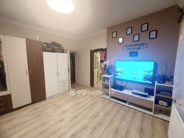 Elad� 68 nm-es h�z Kocs�r