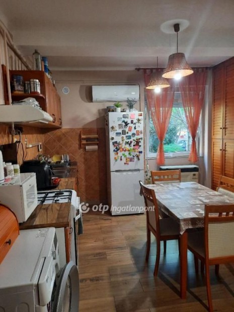 Elad� 68 nm-es lak�s P�cs