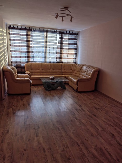 Elad� 68m2-es lak�s