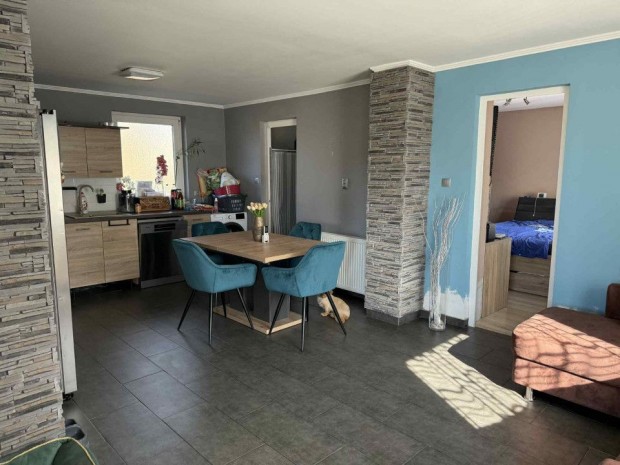 Elad� 69 nm-es Fel�j�tott Csal�di h�z Zalat�rnok