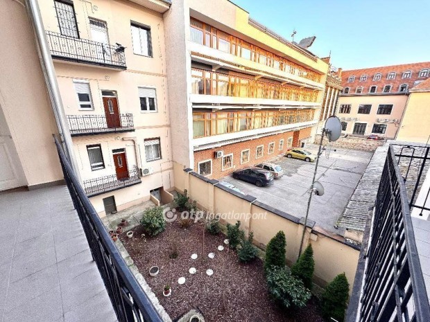 Elad� 69 nm-es lak�s Gy�r