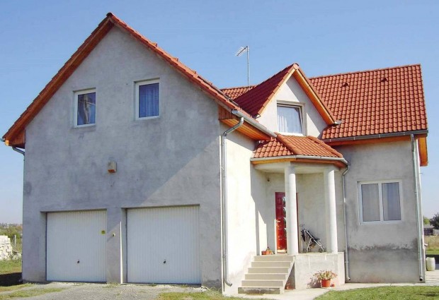 Elad� 6+1 szob�s, egyedi csal�di h�z dupla gar�zzsal �rd �jtelep