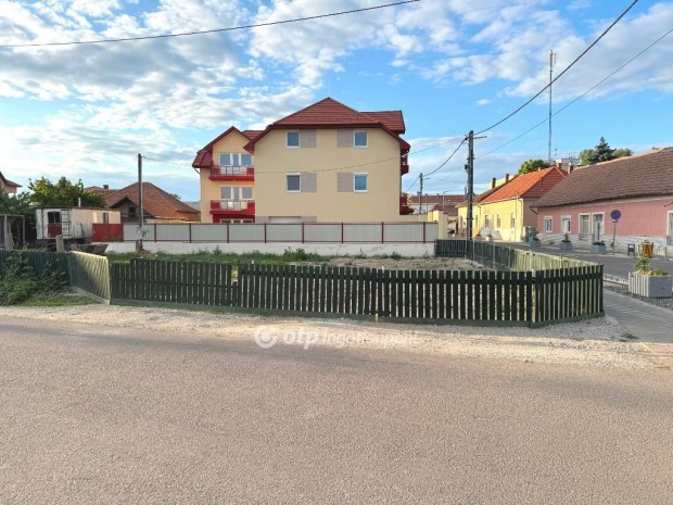 Elad� 709 nm-es telek Tiszaf�red