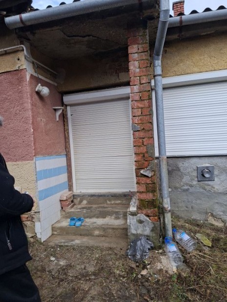 Elad� 70 nm-es Fel�j�tand� Csal�di h�z Ikl�db�rd�ce