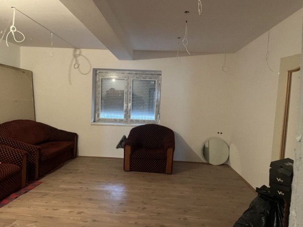 Elad� 70 nm-es Fel�j�tand� Csal�di h�z N�dudvar