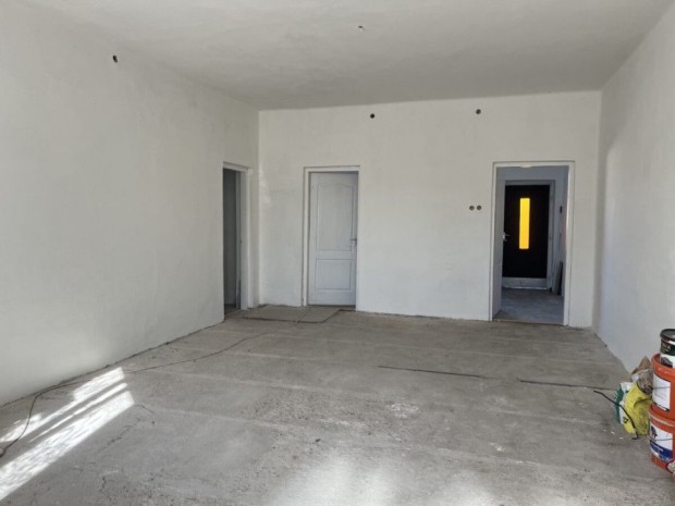 Elad� 70 nm-es Fel�j�tott Csal�di h�z N�dudvar