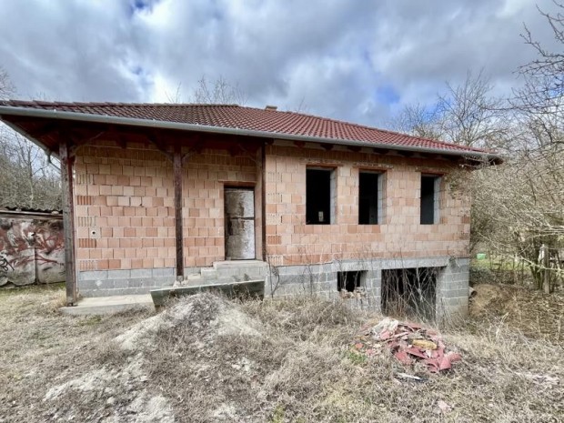 Elad� 70 nm-es �j �p�t�s� Csal�di h�z Valk�