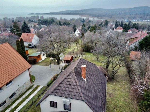 Elad� 70 nm-es h�z Balatonf�zf�