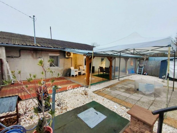 Elad� 70 nm-es h�z J�szf�nyszaru