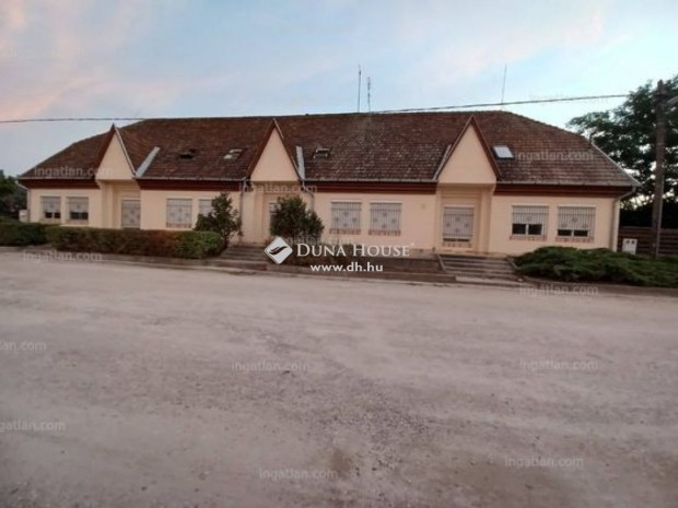 Elad� 711 nm-es h�z Kecskem�t