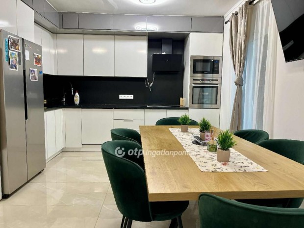 Elad� 71 nm-es h�z Cegl�d