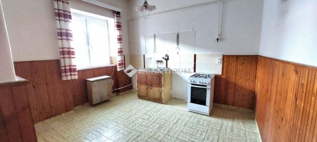 Elad� 71 nm-es lak�s Szombathely